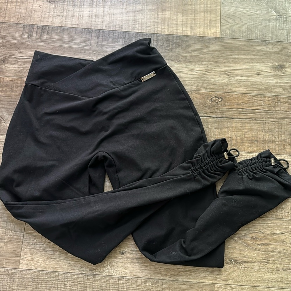 Bombshell Sportswear toggle capri leggings
